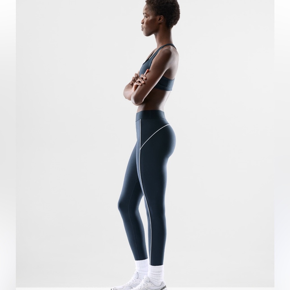 Aritzia GloTone Hustle Hi-Rise 26" Legging